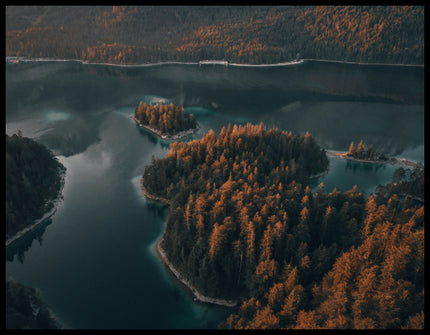 Ein Leinwandbild von einer Insel in einem ruhigen See, umgeben von Bäumen.