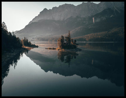 Ein Leinwandbild von einer malerischen Insel im Eibsee bei Bayern.