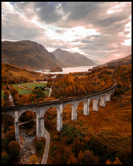 Ein Leinwandbild von dem Glenfinnan-Viadukt in Schottland, umgeben von herbstlicher Landschaft und Bergen im Hintergrund.