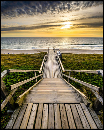 Leinwandbild von einem Holzsteg mit einer Treppe, der durch Dünen zum Strand führt.