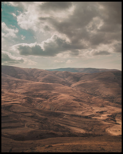 Leinwandbild von einer trockenen, hügeligen Landschaft.