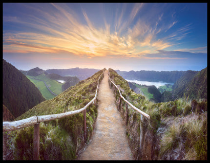 Ein Poster von einem Wanderweg auf den Azoren bei Sonnenaufgang.