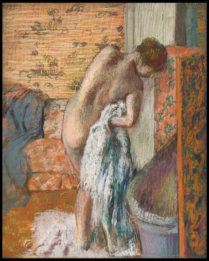 Après le bain, femme s'essuyant