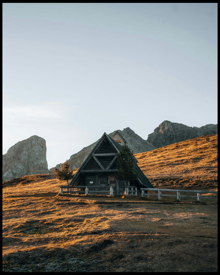 Ein Poster von einer kleinen Kapelle in den Dolomiten bei Sonnenuntergang.