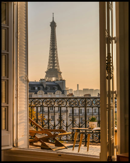 Ein Poster von einem Balkon in Paris mit Blick auf den Eiffelturm bei Sonnenuntergang.