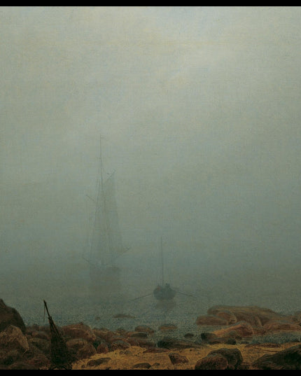 Ein Kunstdruck von einem Meeresstrand im Nebel mit einem Segelschiff und einem hölzernen Paddelboot