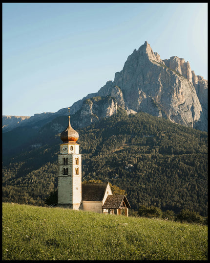 Ein Poster von einer Kirche am Abhang eines Berges in den Dolomiten.