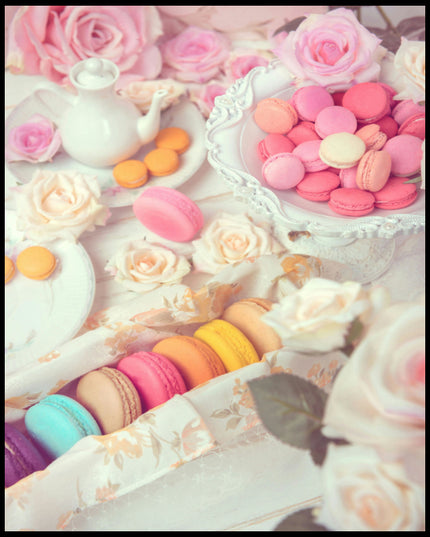 Ein Poster von bunten Macarons, arrangiert auf einem Tisch mit rosa Rosen und weißem Porzellan.