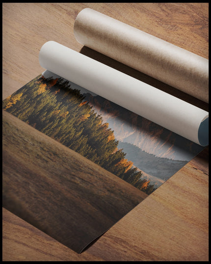 Ein Poster von einem dichten Waldstück in einer kargen Berglandschaft, gerollt auf einer Holzoberfläche liegend