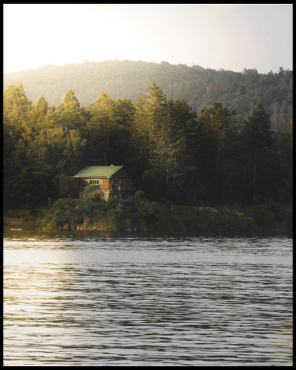 Ein Poster von einem Haus am See das zwischen einigen Bäumen hervorschaut.