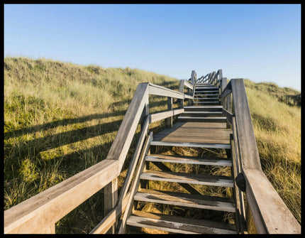 Ein Poster von einer Holztreppe die über Dünen am Strand führt.