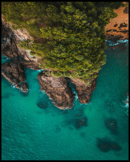 Ein Poster von einer steilen, bewachsenen Klippe und blauem Meer.