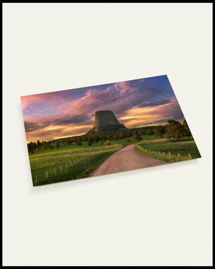 Eine Postkarte vom Devils Tower bei Sonnenuntergang.