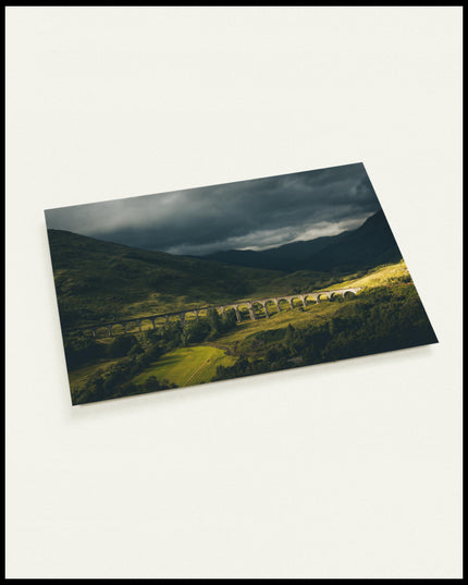 Eine Postkarte von dem Glenfinnan-Viadukt bei bewölktem Himmel.