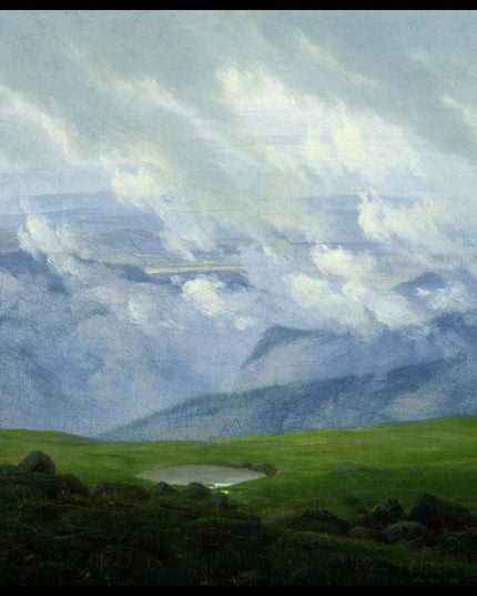 Ein Kunstdruck von Wolken, die über die saftigen Wiesen einer Gebirgslandschaft ziehen